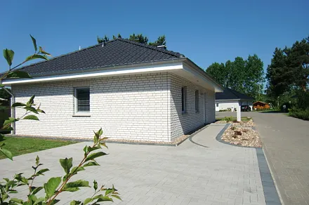 Außenansicht mit Parkplatz