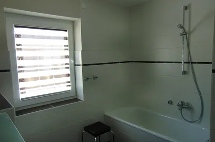 Bad 1 mit Badewanne und Duschvorrichtung