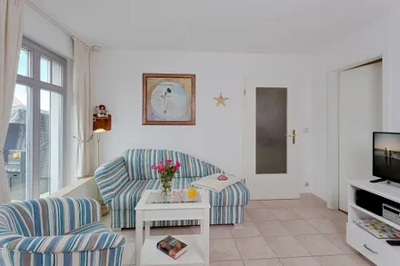 Wohnbereich mit angrenzender Terrasse mit Strandkorb