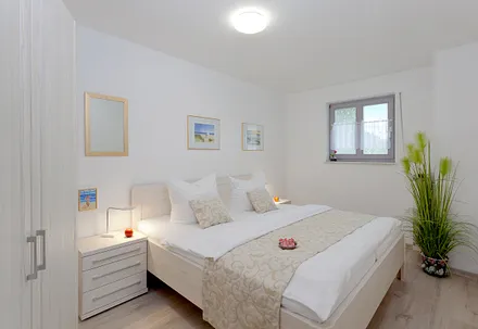 Schlafzimmer mit Doppelbett