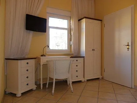 Schlafzimmer rechte Seite. Babybett und Möbel sind auf Rollen zur flexiblen Nutzung. 