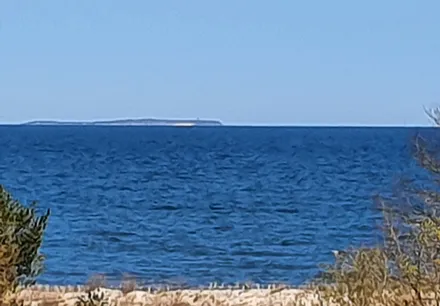 Gegenüber von Zempin, sehen Sie die Vogelschutzinsel Oie.