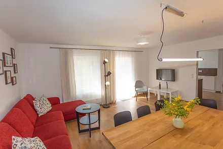 Wohnzimmer mit Couch TV und grossen Klönplatz