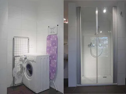 Waschmaschine und Bügeleisen im grossen Duschbad