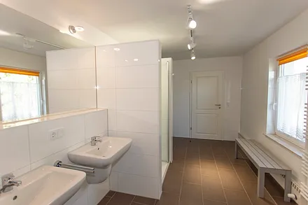 geräümiges Bad im Erdgeschoss