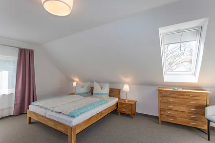 Schlafzimmer 1 mit Doppelbett und Dybed