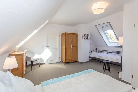 Schlafzimmer 1 mit Doppelbett und Daybed