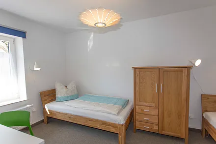 Schlafzimmer 3 mit 2 Einzelbetten und Schreibtisch