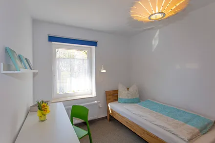 Schlafzimmer 3 mit 2 Einzelbetten und Schreibtisch