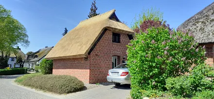 Blick auf das Ferienhaus von der Dorfstraße