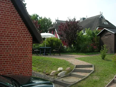 Treppe zur Terasse und Gerätehaus