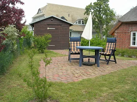 Terasse und Gerätehäuschen