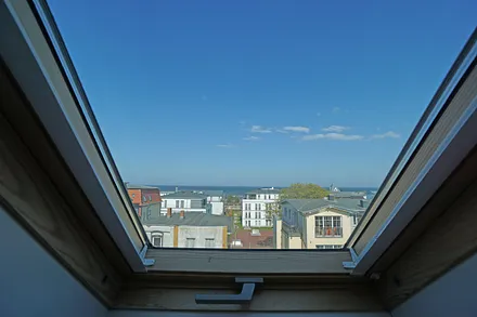 Blick aus dem Dachfenster im Schlafzimmer