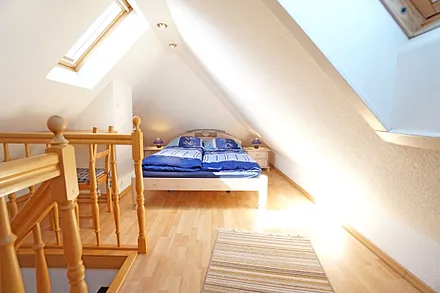 Schlafzimmer mit Doppelbett