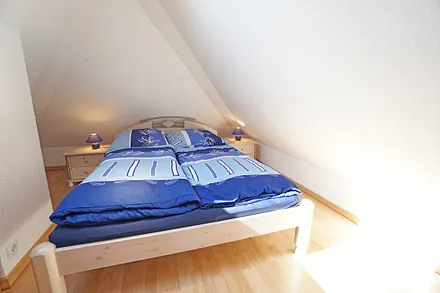 Schlafzimmer mit Doppelbett