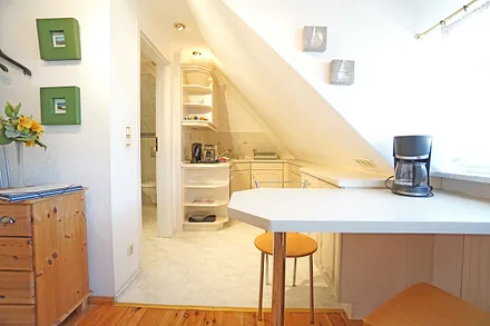 Blick zur Küche mit Esstisch