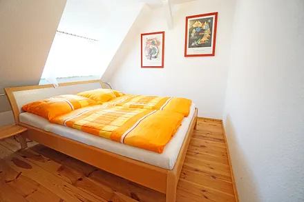 Schlafzimmer mit Doppelbett