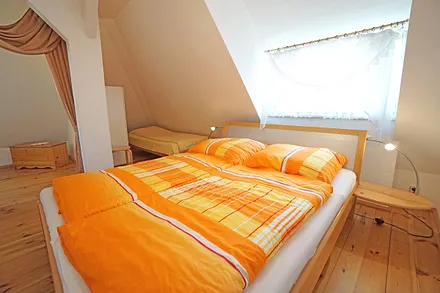 Schlafzimmer mit Doppelbett und Einzelbett