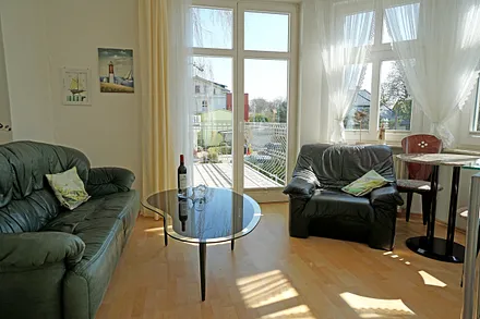 Wohnzimmer mit Zugang zum Balkon