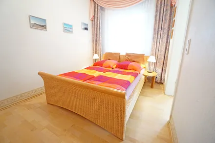 innenliegendes Schlafzimmer mit Doppelbett (Fenster zum Wohnzimmer)