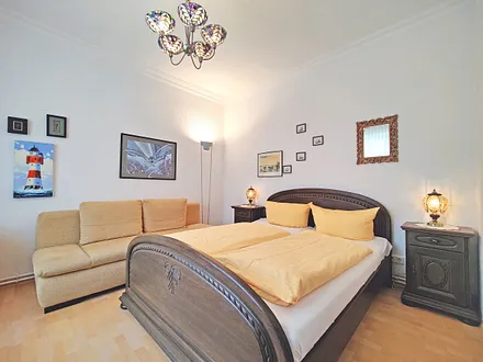 Wohn- und Schlafzimmer mit Doppelbett