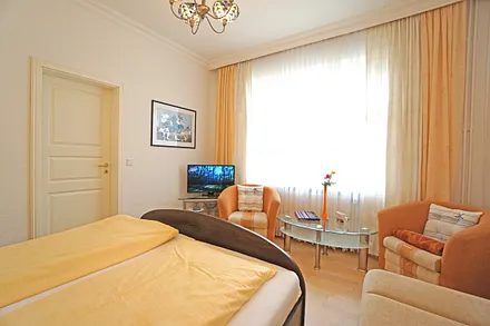 Wohn- und Schlafzimmer mit Doppelbett