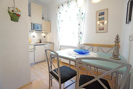 Küche mit Esstisch
