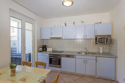 Küche mit Geschirrspüler