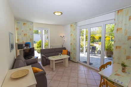 Wohnbereich mit Zugang zur Terrasse