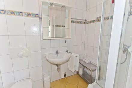 Badezimmer mit Dusche