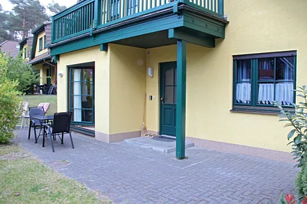 Frontansicht der Ferienwohnung und Terrasse