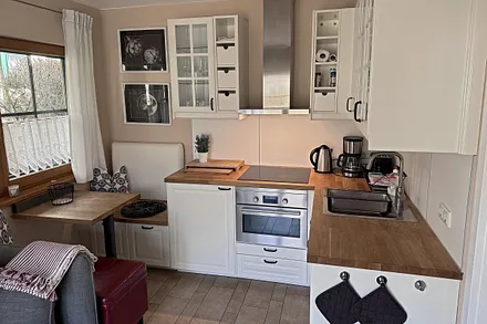 Küche und Sitzecke (links) mit verschiebbarem Tisch