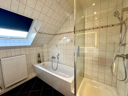 Badewanne und Dusche 