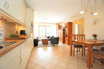 Wohnzimmer mit Küchenzeile und Esstisch