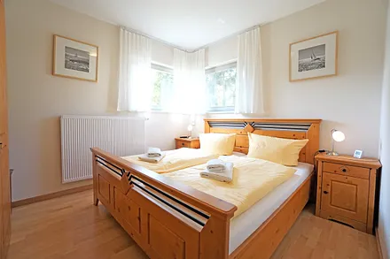 Schlafzimmer mit Doppelbett und Flachbildfernseher