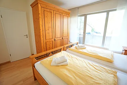 zweites Schlafzimmer mit Doppelbett und separatem Balkon