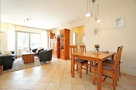 Wohnzimmer mit großem Esstisch