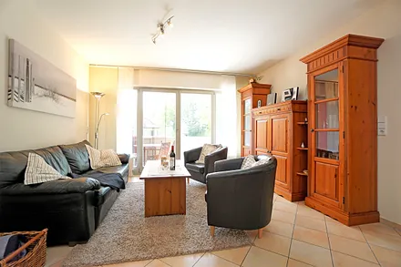 Wohnzimmer mit Zugang zum Balkon