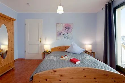 Schlafzimmer mit Doppelbett und Balkon