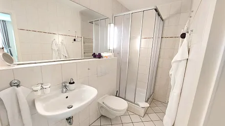 Bad Dusche/WC mit Fön