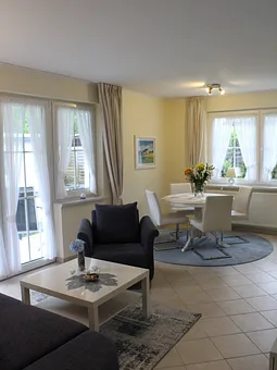 Wohnraum mit gemütlicher Essecke und integrierter Küchenzeile und Zugang zum großzügigen Balkon mit Ausrichtung zur Südseite und Buchenhang der Granitz. 