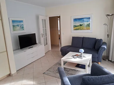 Wohnraum mit gemütlicher Essecke und integrierter Küchenzeile und Zugang zum großzügigen Balkon mit Ausrichtung zur Südseite und Buchenhang der Granitz. 