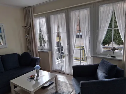 Wohnzimmer mit Zugang zur Terrasse
