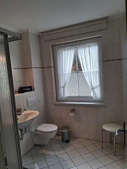 Bad mit WC und Dusche und Fön