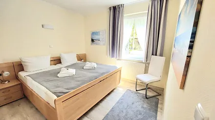 Schlafzimmer mit Doppelbett