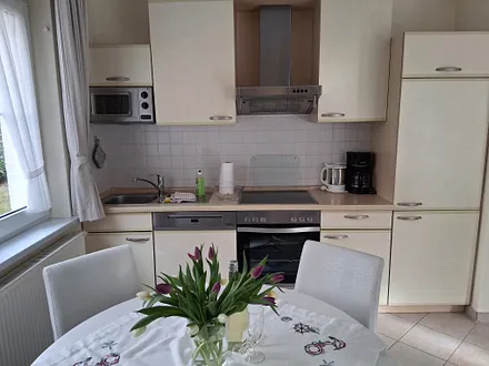 Die Küche ist mit Backofen, Herd, Mikrowelle, Kühlschrank und Geschirrspüler ausgestattet. Sowie Kaffeemaschine, Toaster, Wasserkocher und allem was dazu gehört.