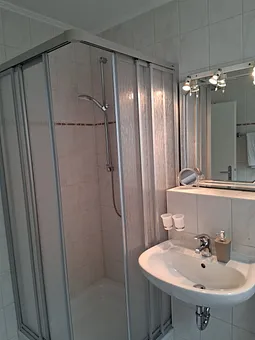 Badezimmer mit WC und Dusche und Fön