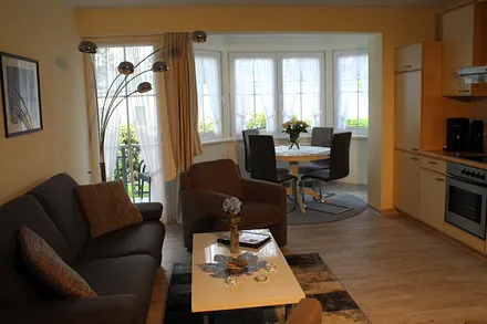 großzügiger Wohnraum mit gemütlicher Essecke und Küchenzeile