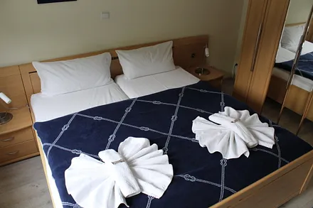 eines der 2. Schlafzimmer mit Doppelbett