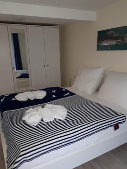 Schlafzimmer mit gemütlichem Doppelbett